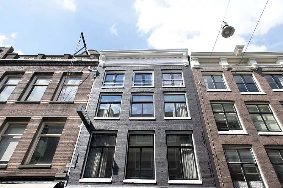 Apartment building other angle Runstraat suite Amsterdam