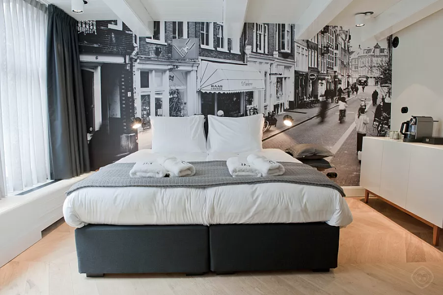 Double bed other angle Runstraat suite Amsterdam